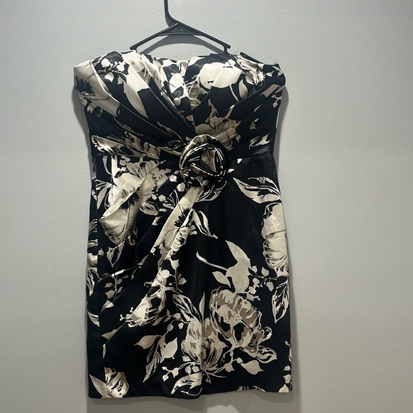 Snap Dresses & Skirts - Black and Pearl strapless Dress, Short length dress‎